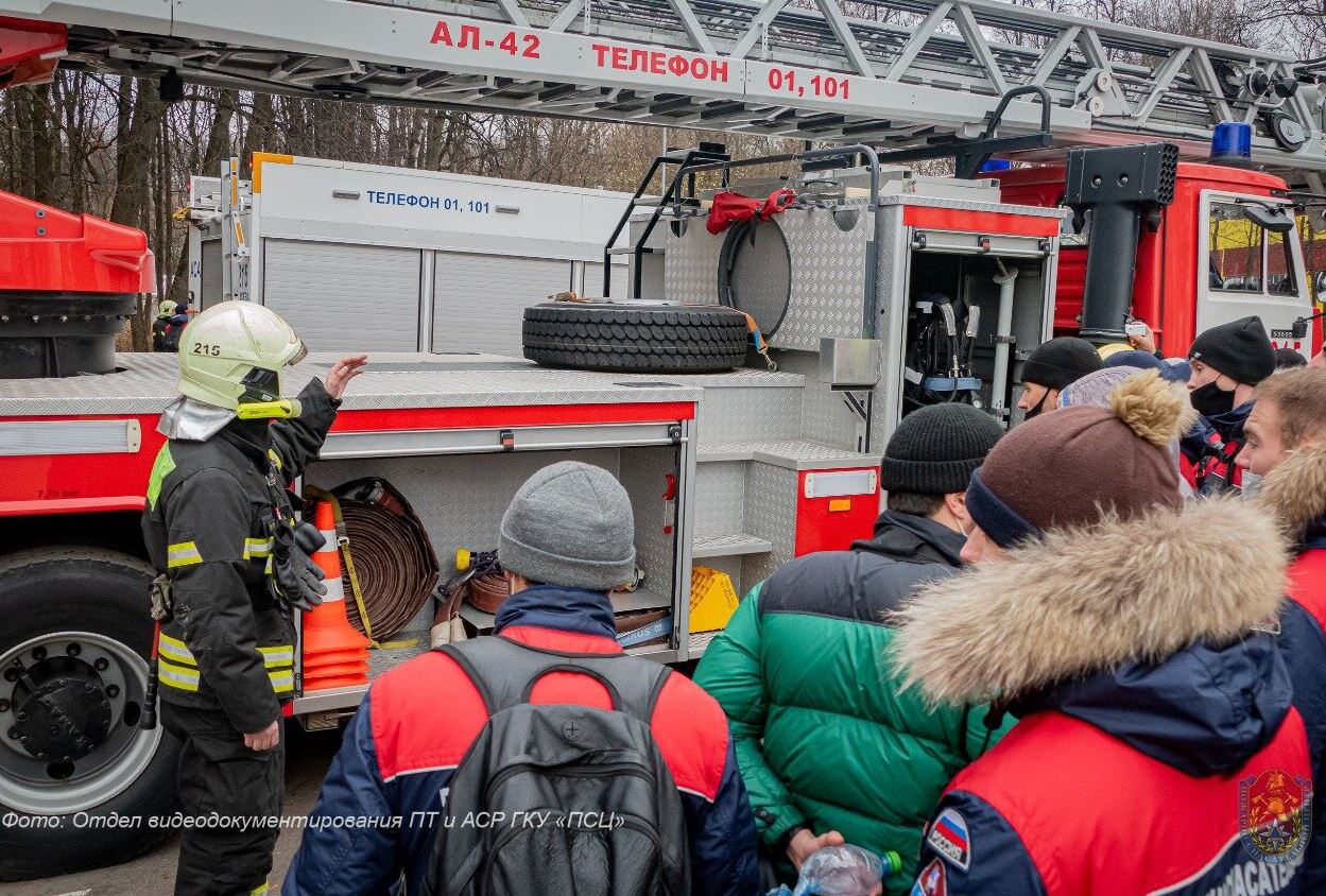 В Пожарно-спасательном центре Москвы прошли занятия по изучению техники для  будующих огнеборцев